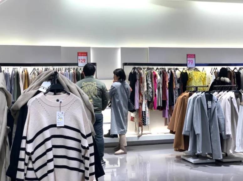 快時尚服裝是新零售下滋生的產(chǎn)物,不但更新快,具有時尚型,.