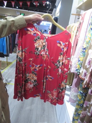 服裝商場實(shí)拍圖庫_全球服裝零售批發(fā)市場實(shí)拍_服裝展會(huì)實(shí)拍